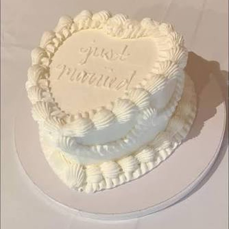 Six-inch personalized wedding cake, vanilla or chocolate
